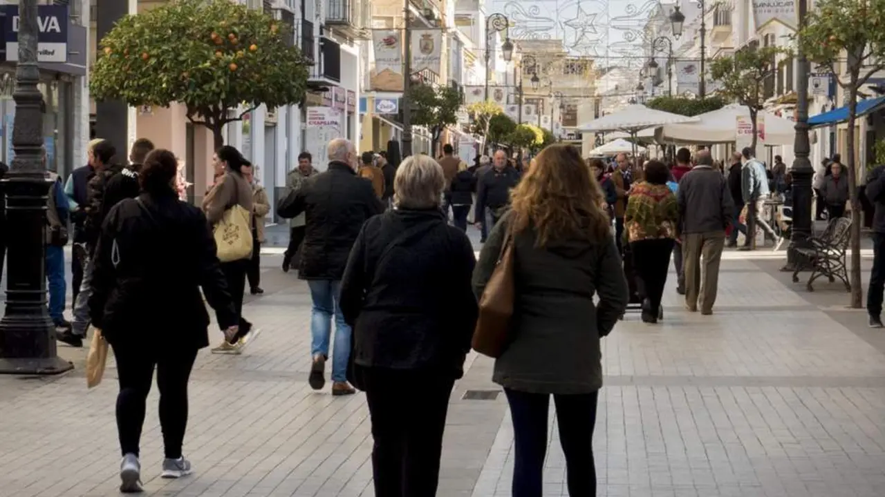Gente en la calle Ancha en Sanl&uacute;car. - Ayto. Sanl&uacute;car