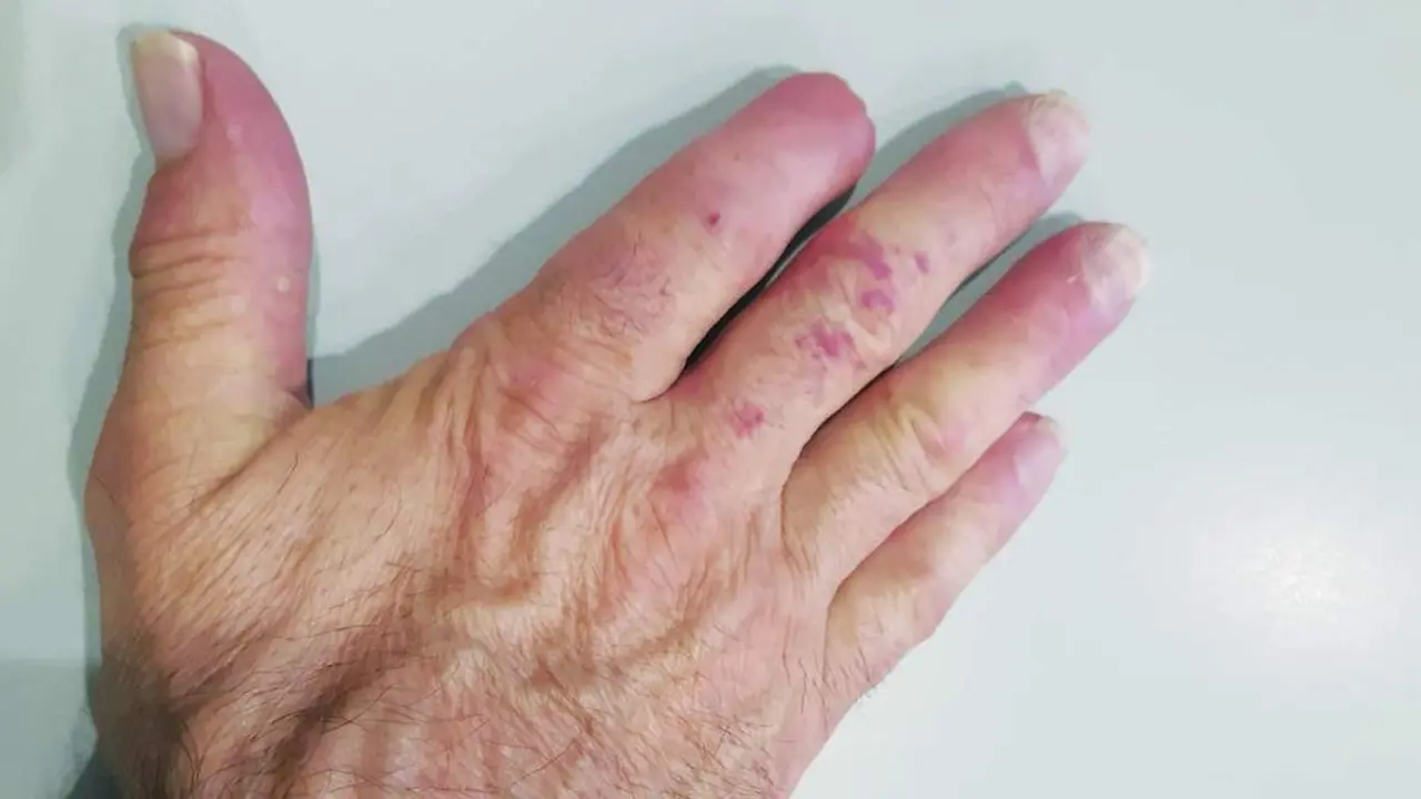 Imagen de la mano del fontanero gaditano. - Viva C&aacute;diz