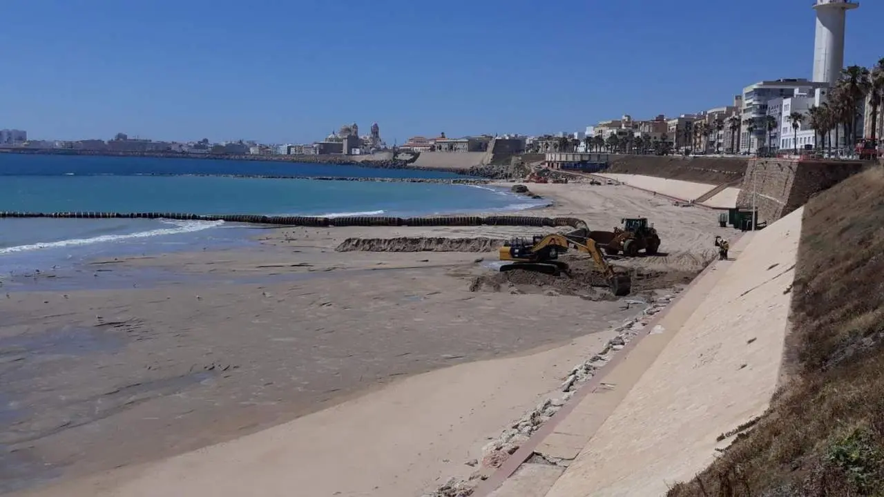 Contin&uacute;an los trabajos de regeneraci&oacute;n de las playas de C&aacute;diz