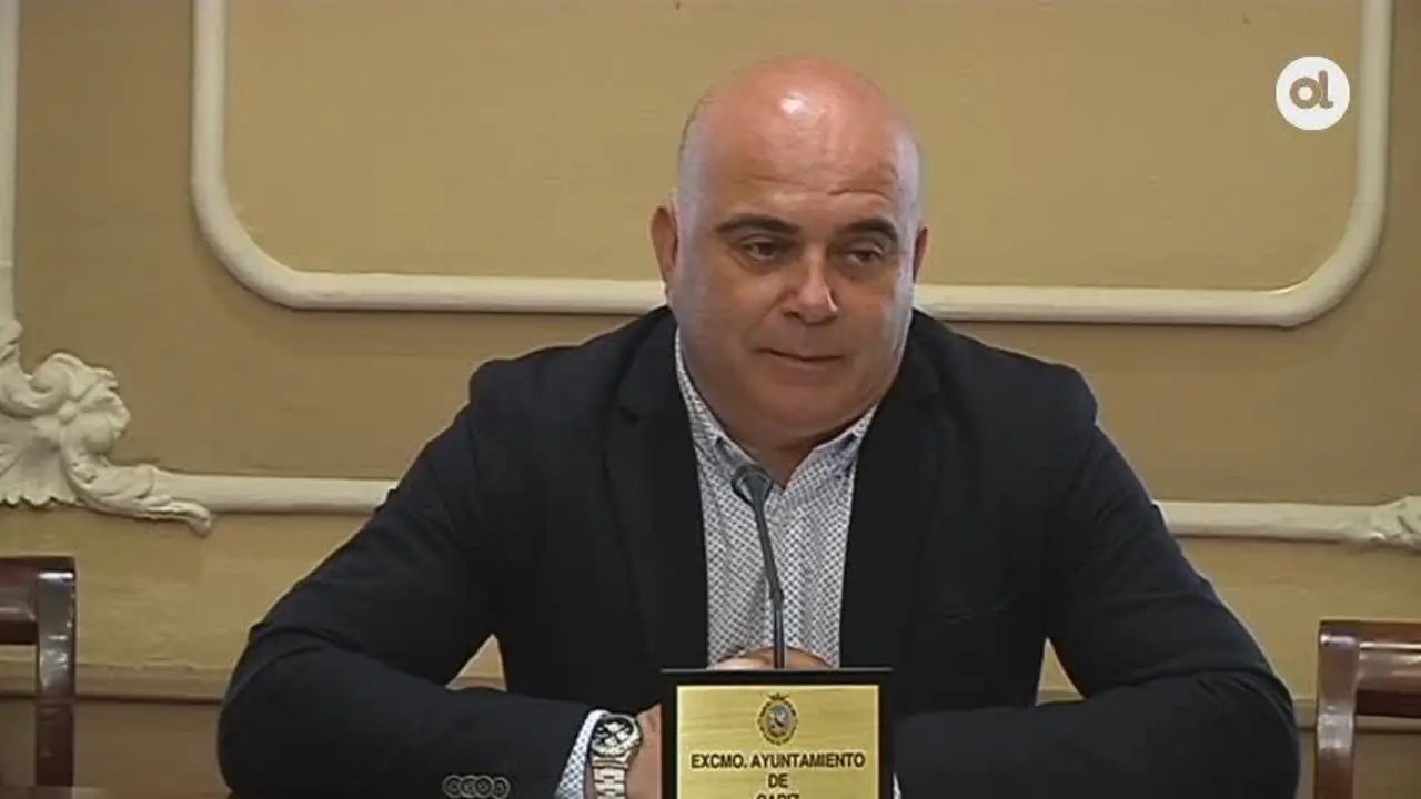 Denuncia conjunta por los pagos al director de la tesis de Roman&iacute;