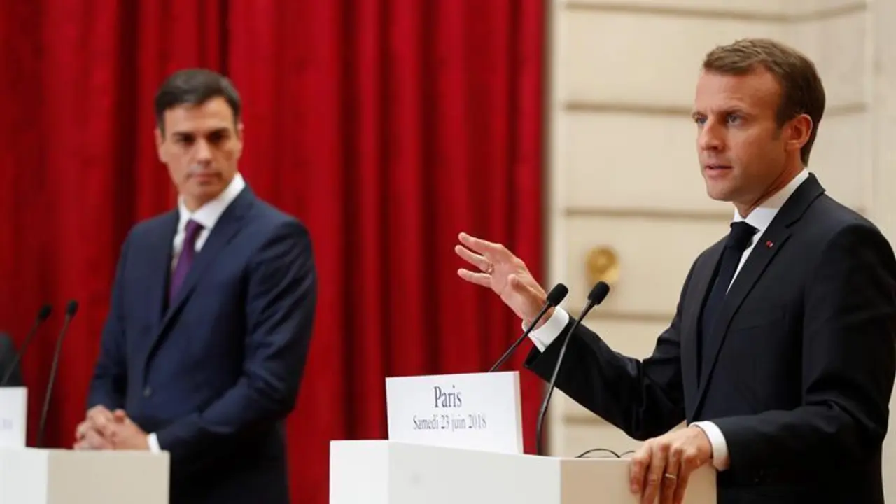 Macron y S&aacute;nchez.  - efe