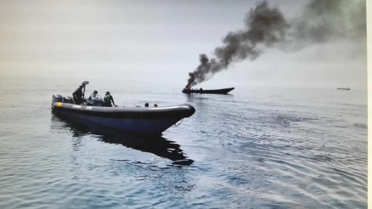 Embarcaci&oacute;n ardiendo. - Europa Press