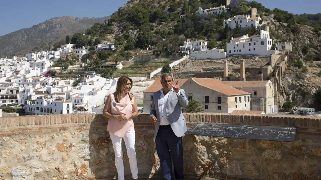 Susana D&iacute;az junto al alcalde de Frigiliana.  - Daniel P&eacute;rez