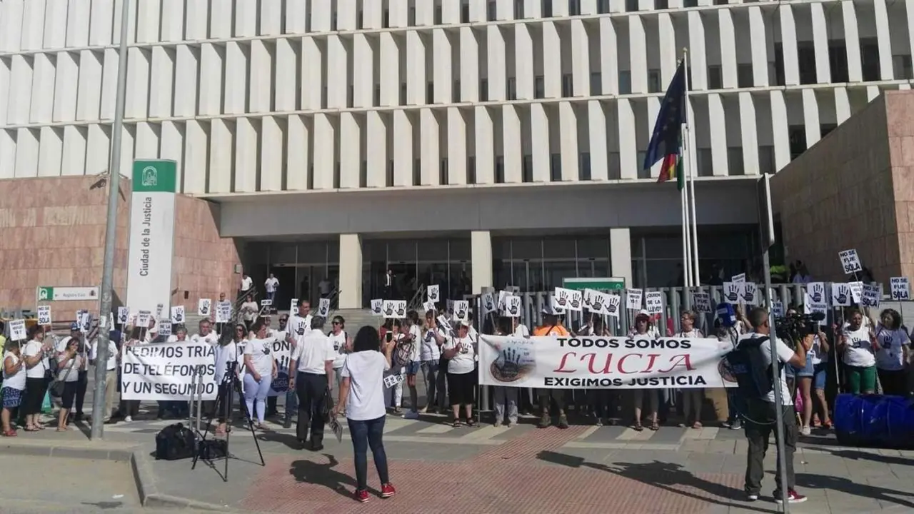 Apoyo a los padres de la peque&ntilde;a Luc&iacute;a. - EP