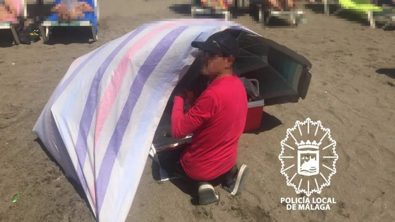 Pillados vendiendo c&oacute;cteles ilegalmente en la playa de La Malagueta