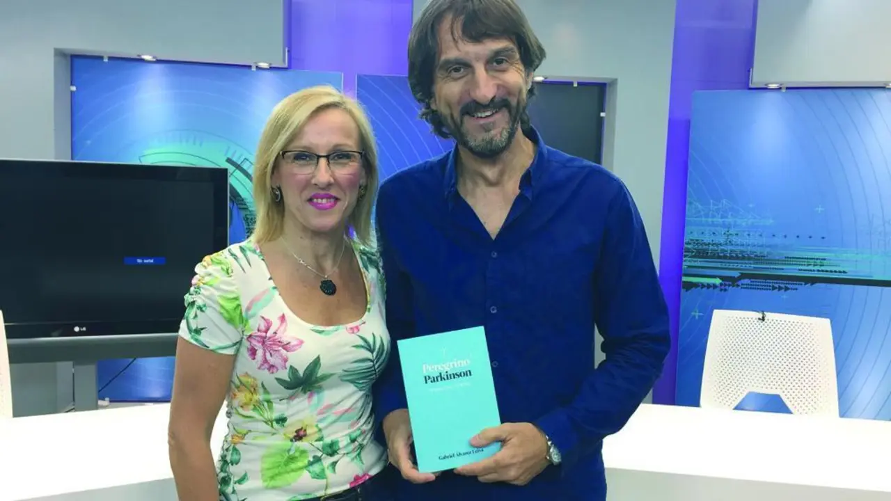 Carmen Mart&iacute;n y Gabriel &Aacute;lvarez con el libro - Ondaluz