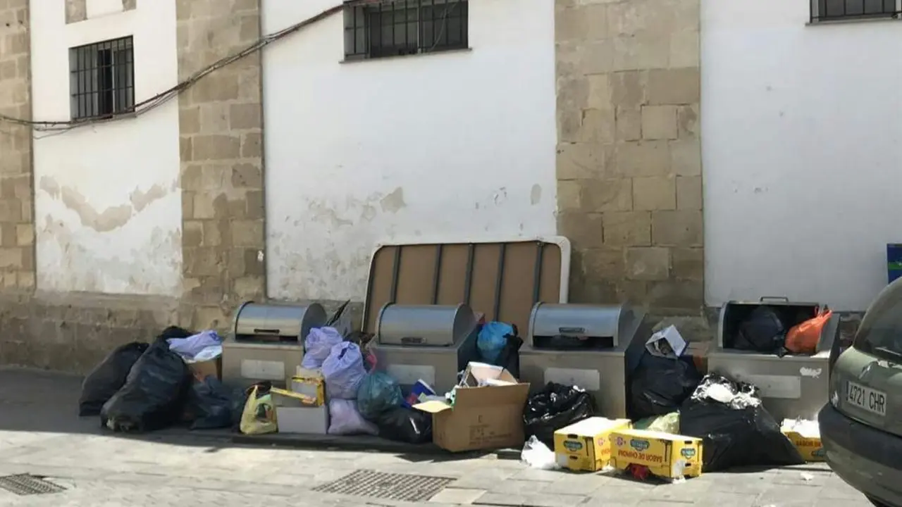 La basura se amontona en los alrededores de la plaza. - B.G.S.