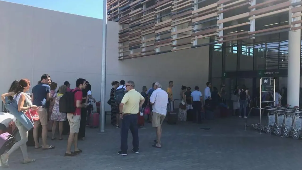 Largas colas en la nueva estaci&oacute;n de trenes de Huelva. - VH