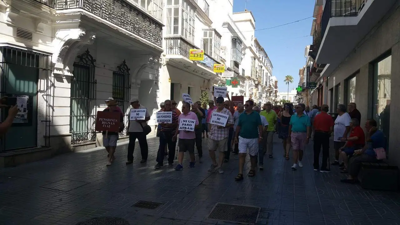 Los pensionistas, en su ruta semanal por el centro - B. G. S. 