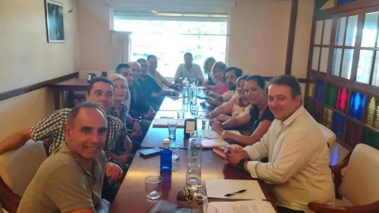 Reuni&oacute;n con la oposici&oacute;n. - VH