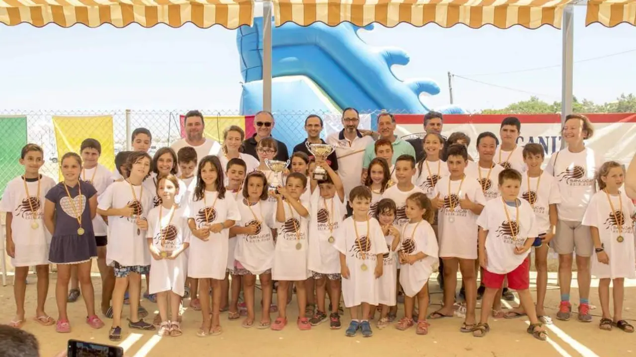 V&iacute;ctor Mora, Jes&uacute;s Villegas, miembros de La Balsa y los participantes del Concurso de Pesca - A. I.