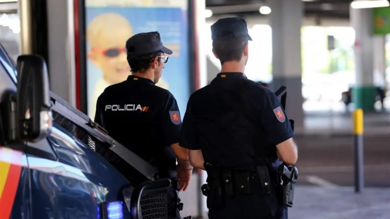 Polic&iacute;a Nacional. - EP
