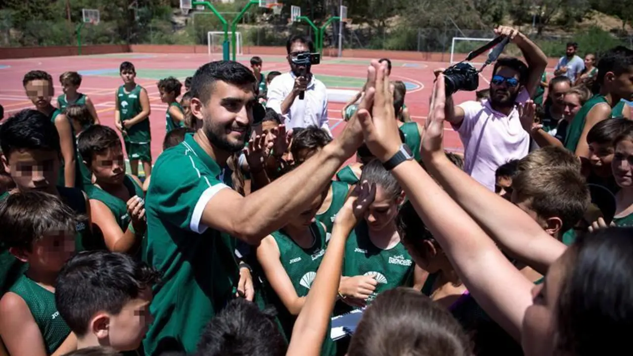 Jaime Fern&aacute;ndez en el Campus de Unicaja Baloncesto en M&aacute;laga. - EFE/Daniel P&eacute;rez