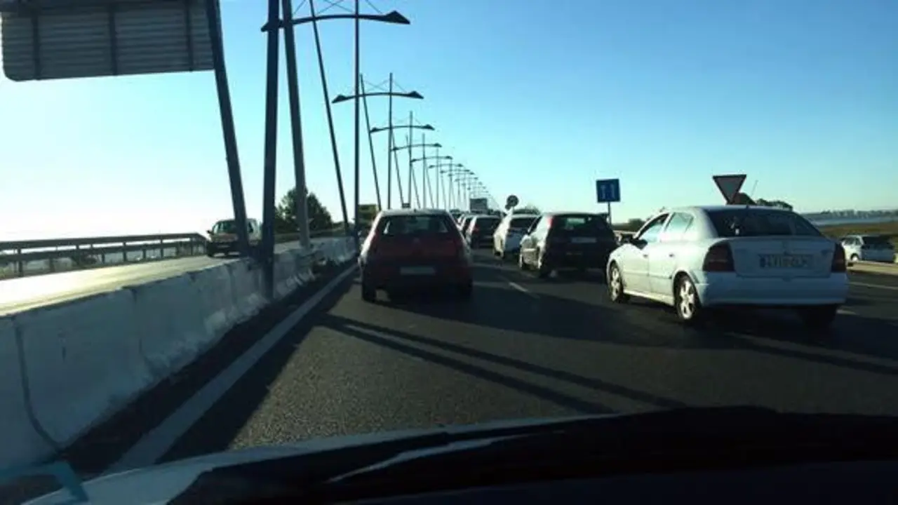 Atasco en el puente. - FACEBOOK