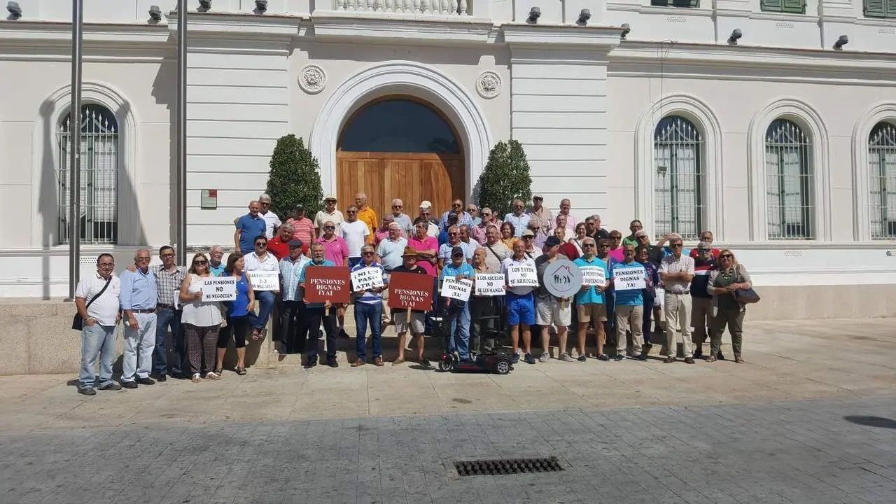 La foto de familia de los pensionistas portuenses - B. G. S. 