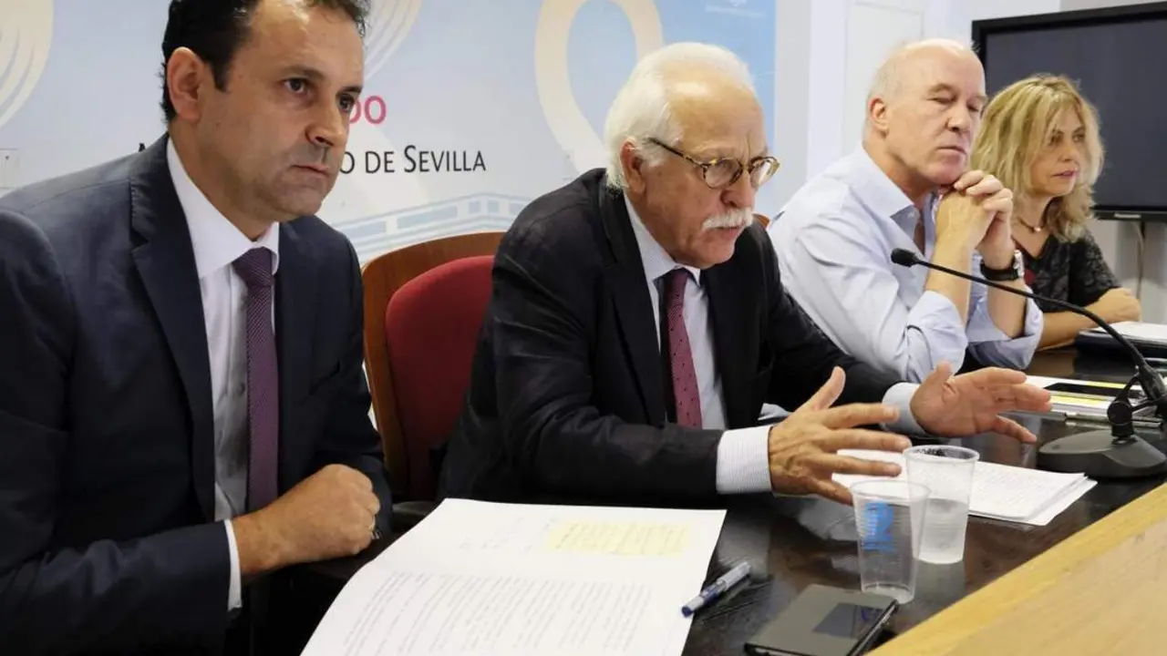 Joaqu&iacute;n Castillo, en el centro. - Ayto