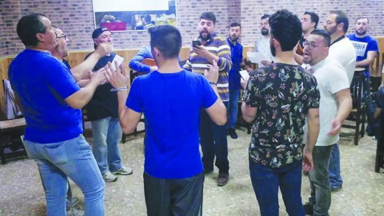 Agrupaci&oacute;n en pleno ensayo. - VH