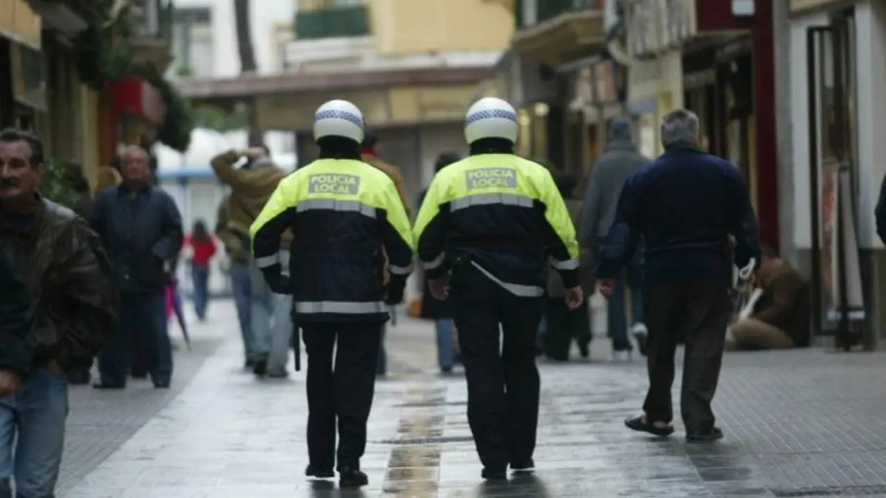 Polic&iacute;as de barrio por la ciudad. - Viva
