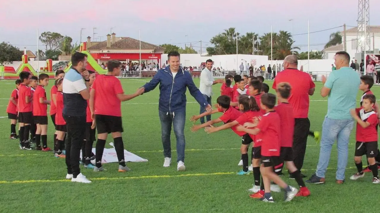 El jerezano Jero Osorio, el d&iacute;a que fue presentado en el Doro Stadium de La Algaida - Ra&uacute;l J. Bustillos