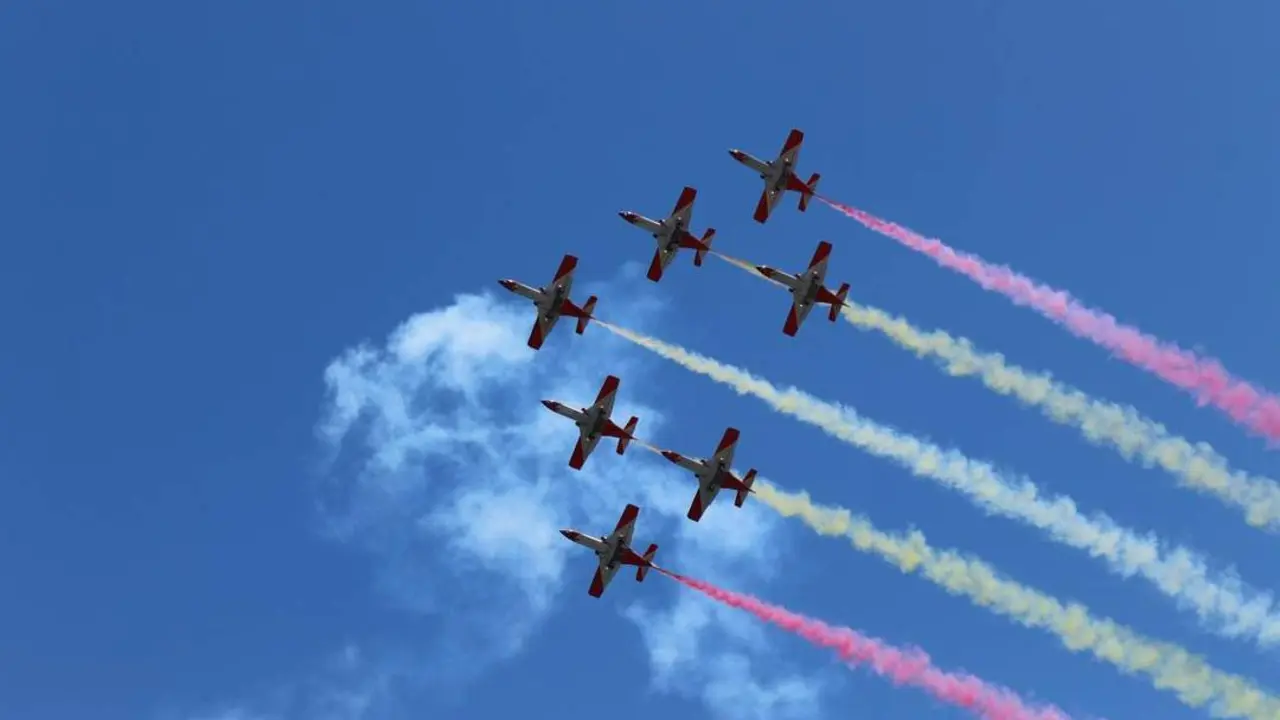 Miles de personas asisten al festival a&eacute;reo de Torre del Mar