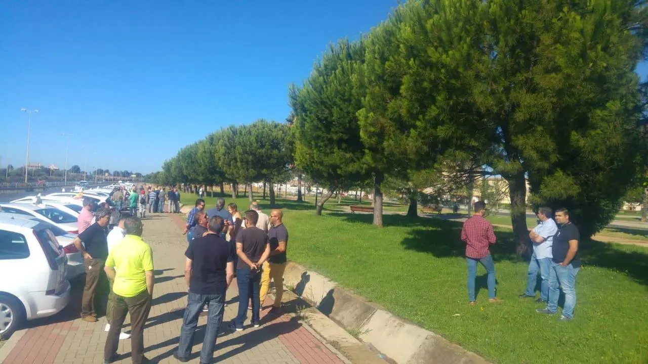 Reuni&oacute;n de los taxistas de Huelva. - VH