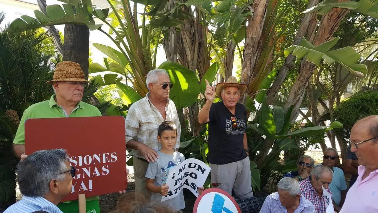 Juan Ruiz y Paco Berciano charlan a los congregados - B. G. S. 