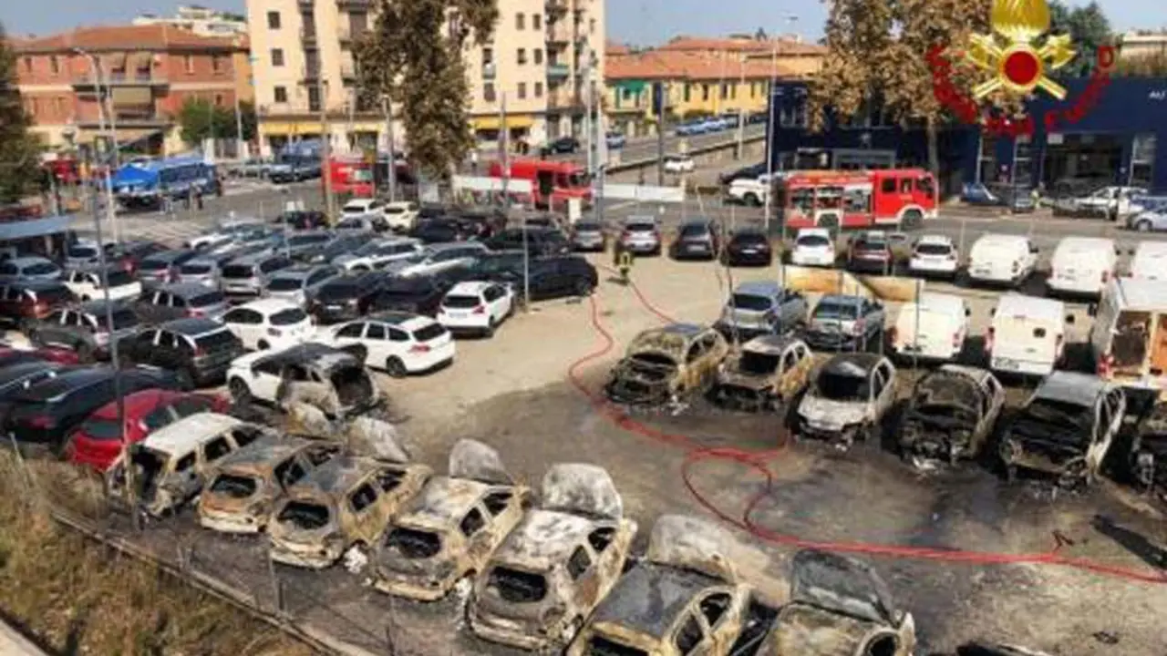 Varios coches calcinados en Bolonia. - EFE