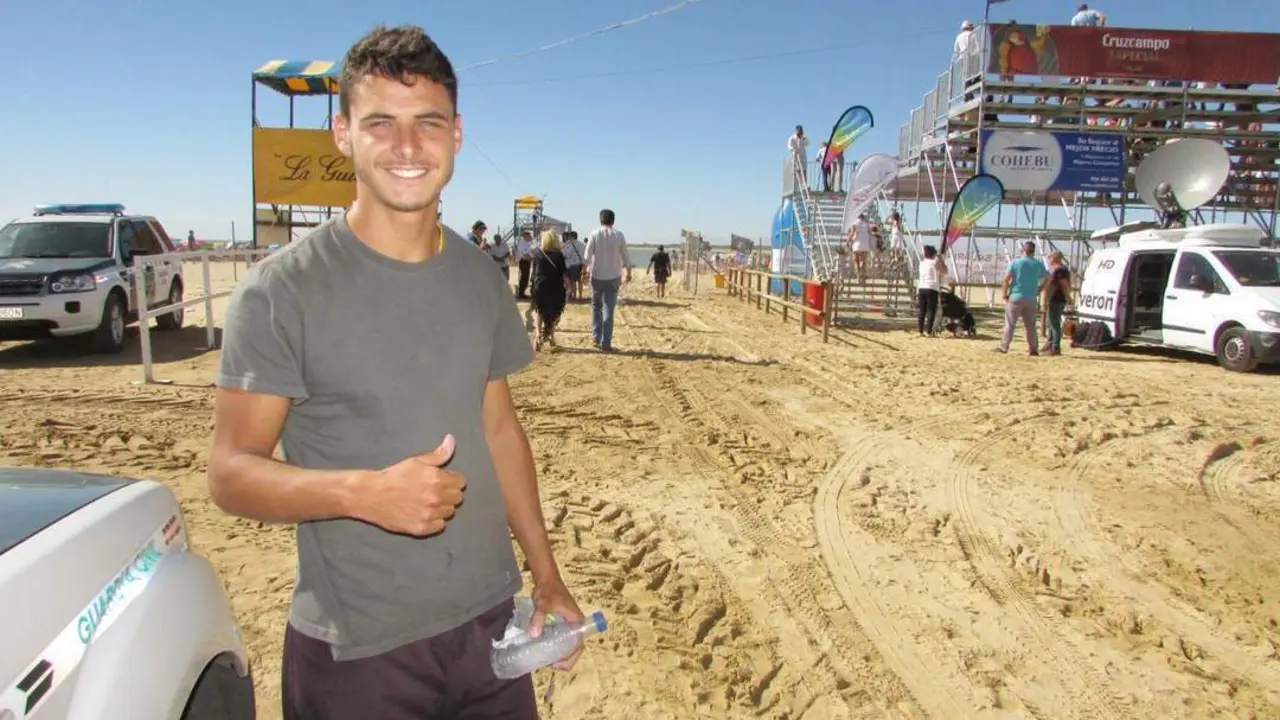 El delantero Alberto en la Playa de Las Piletas - Ra&uacute;l J. Bustillos