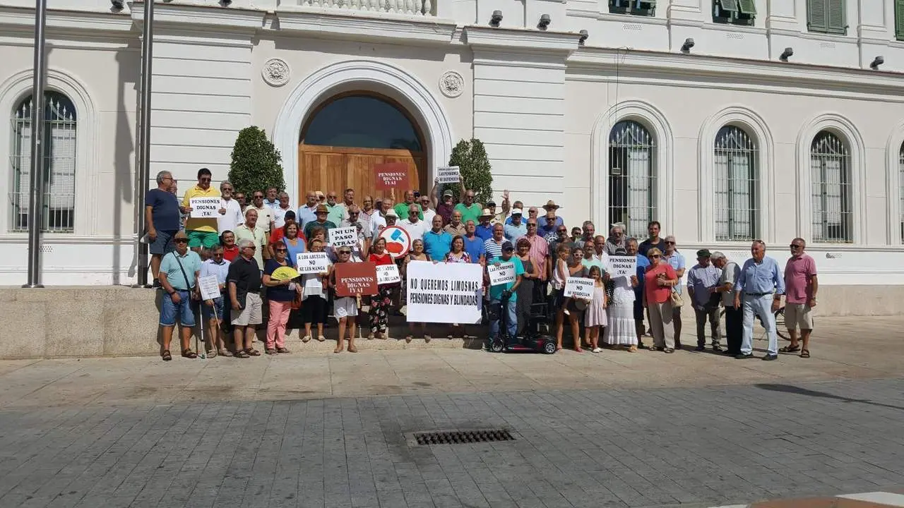 La foto de familia de los pensionistas en Peral - B. G. S .