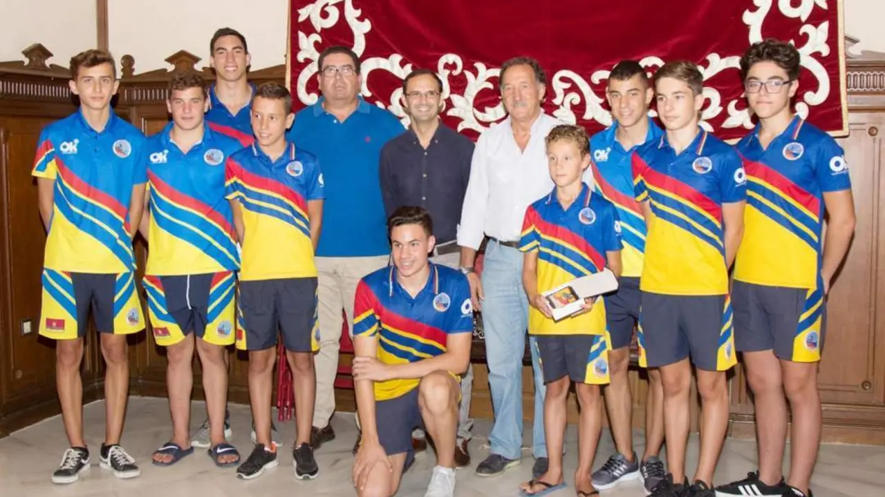 El alcalde, V&iacute;ctor Mora, recibi&oacute; al Club Deportivo Nataci&oacute;n Sanl&uacute;car - A. I.