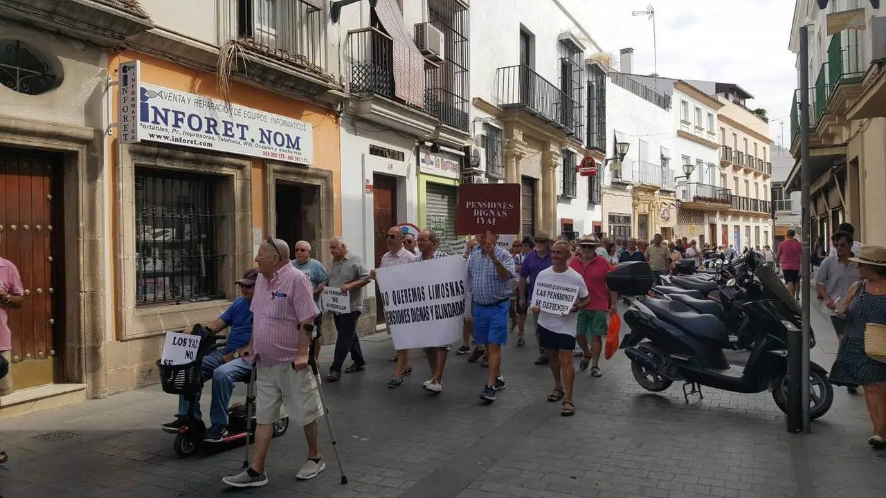 Los pensionistas, por las calles del centro - B. G. S. 