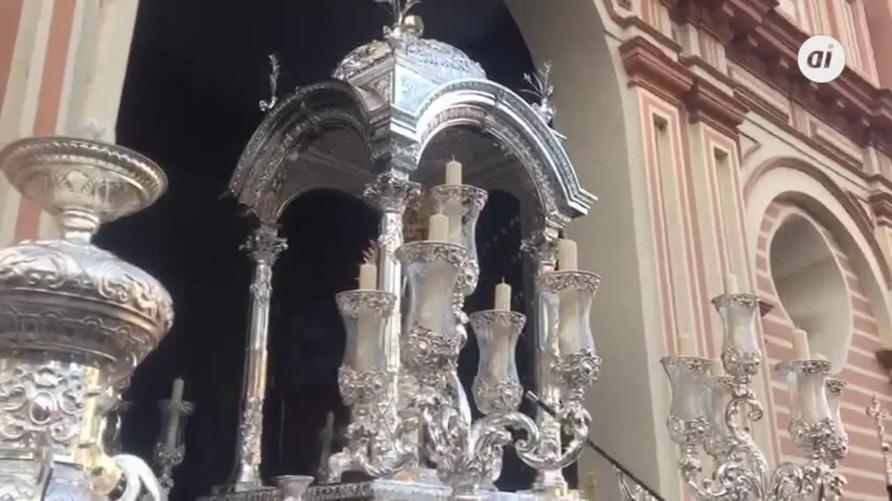 Flores a la Virgen de la Cinta a las puertas de La Merced