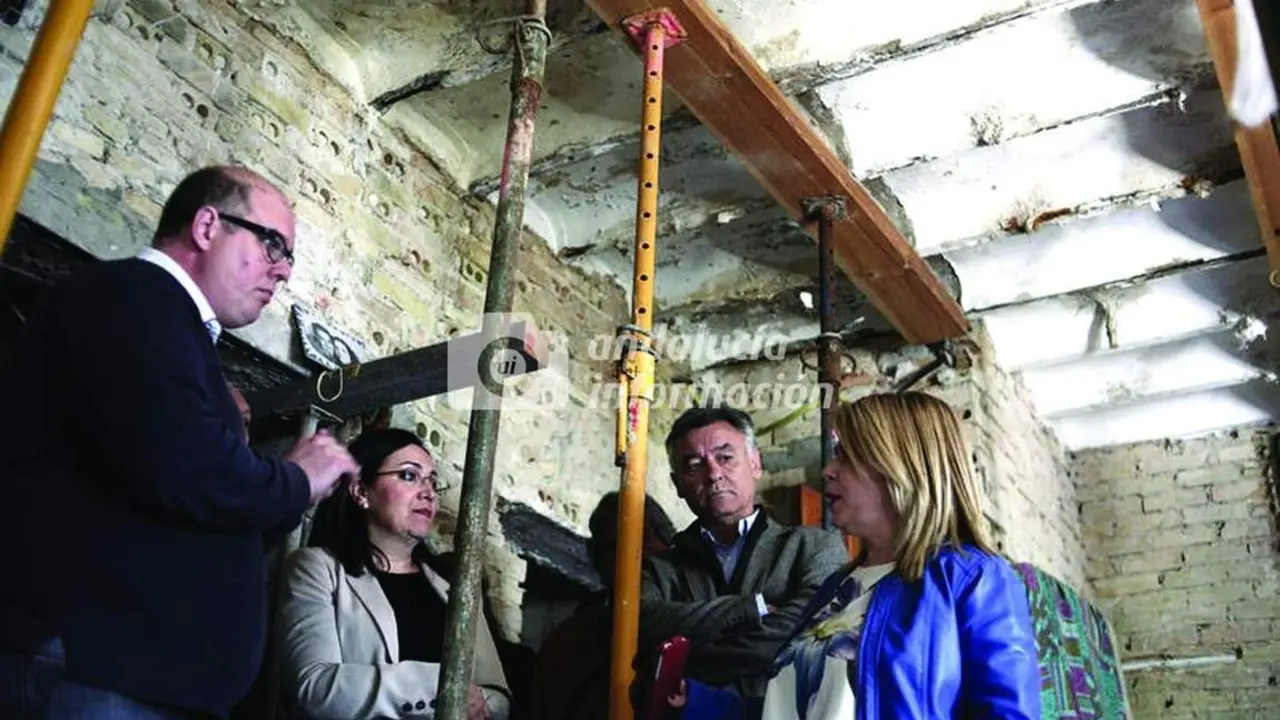Una imagen de archivo de una visita de las autoridades a la barriada.  - Viva