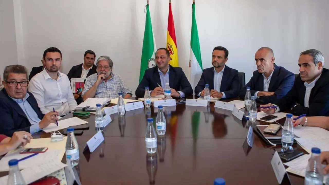 El delegado del Gobierno, en el centro, con los alcaldes afectados. - E. Press