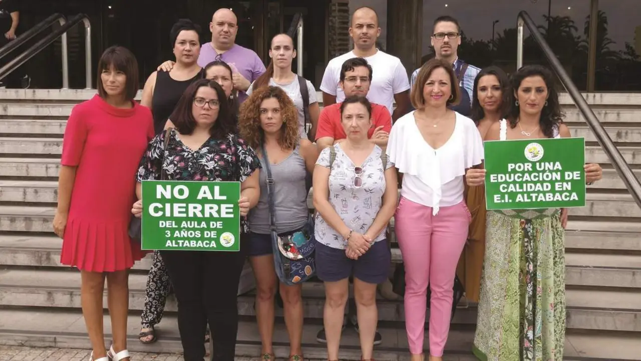 Los padres afectados por la Junta, frente a las puertas de la Delegaci&oacute;n de Educaci&oacute;n.  - JUSTO FERN&Aacute;NDEZ.
