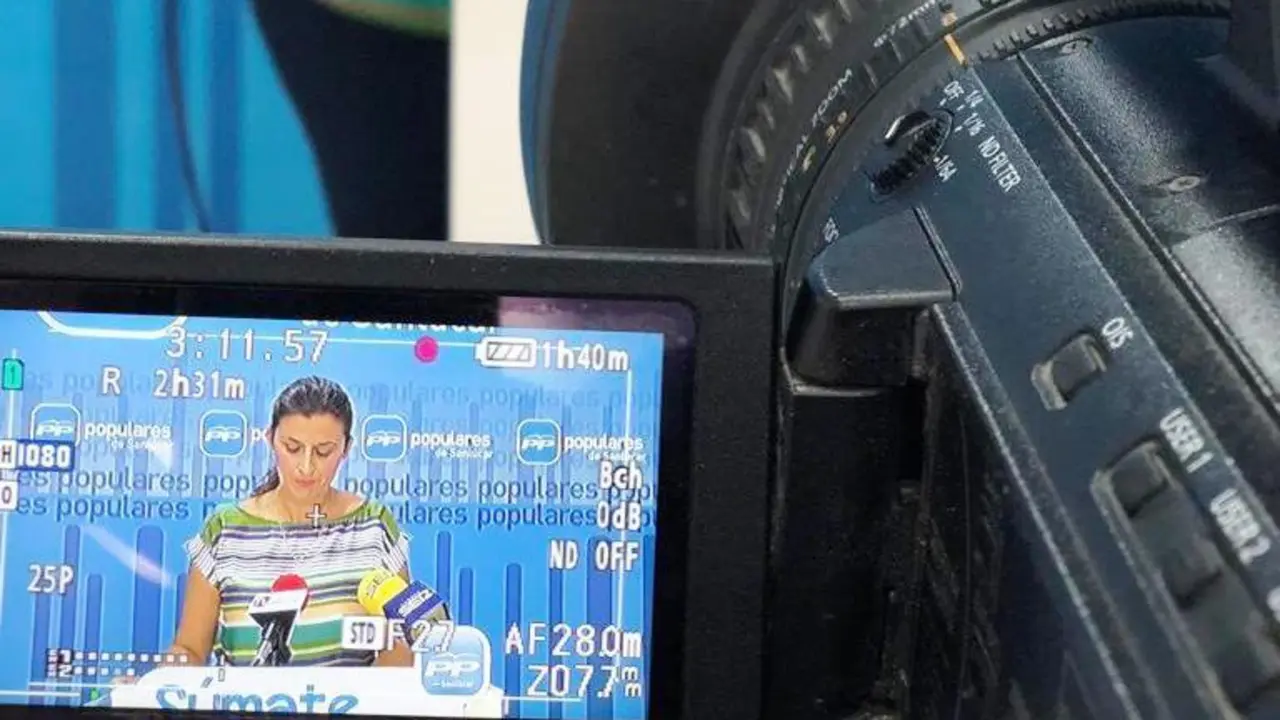 Carmen P&eacute;rez, candidata a la alcald&iacute;a de Sanl&uacute;car por el PP, en rueda de prensa. - Informaci&oacute;n.