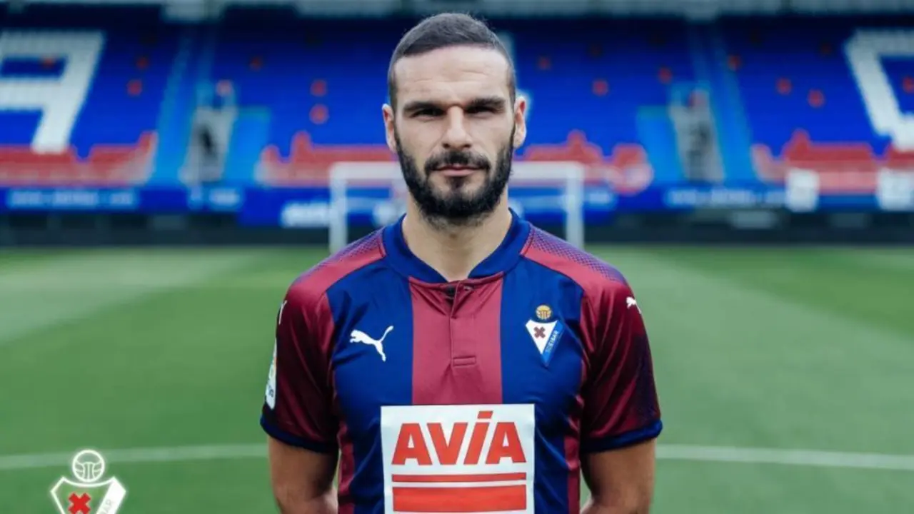 Lomb&aacute;n con su anterior club, la Sociedad Deportiva Eibar. - Eibar 