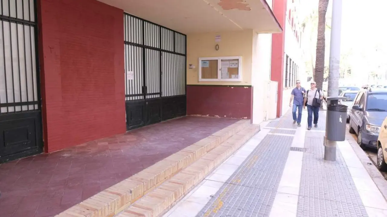 Imagen de la fachada ya sin el relieve franquista - 