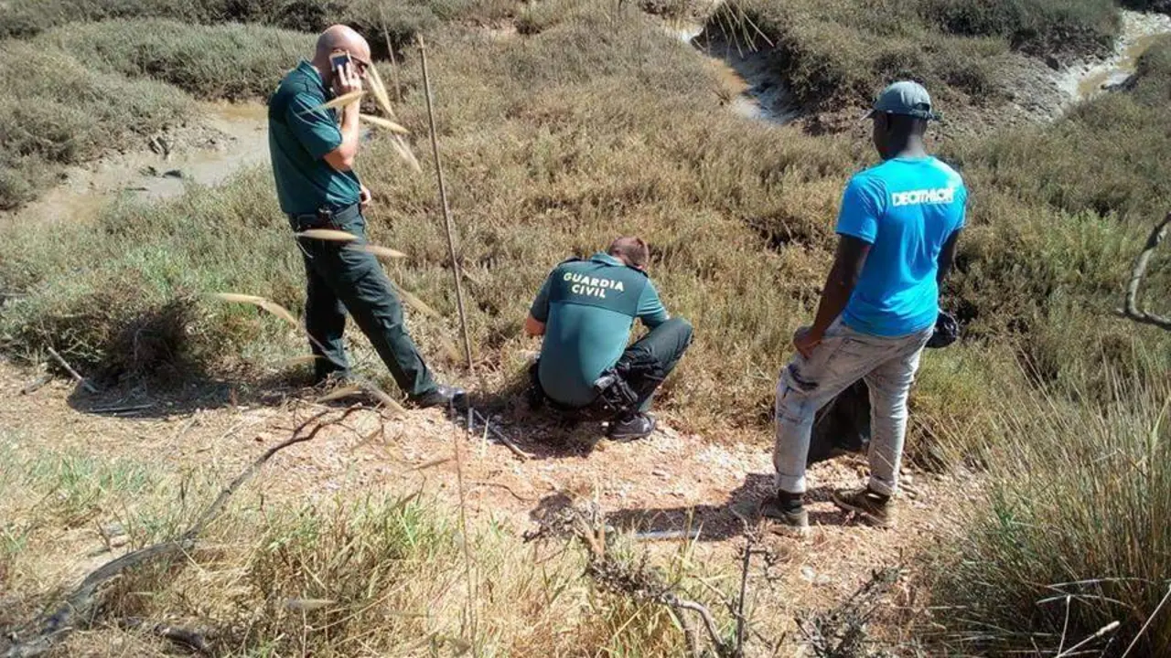 Agentes de la Guardia Civil con el proyectil. - FACEBOOK RUTAS MARINERAS