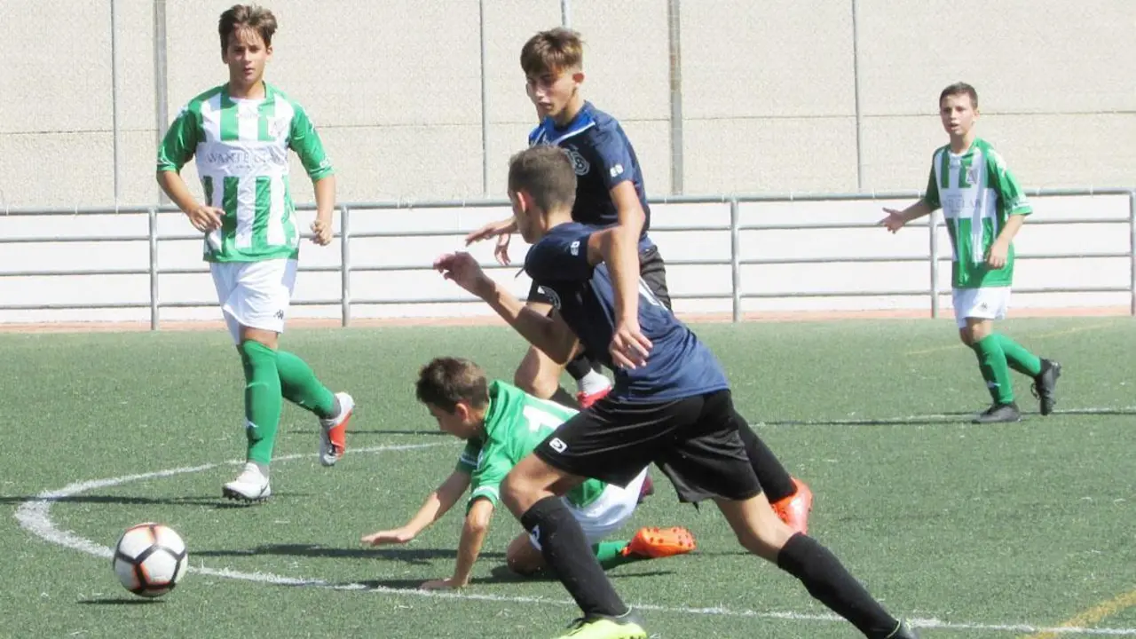 Una acci&oacute;n del partido entre sanluque&ntilde;os y sevillanos - Ra&uacute;l J. Bustillos
