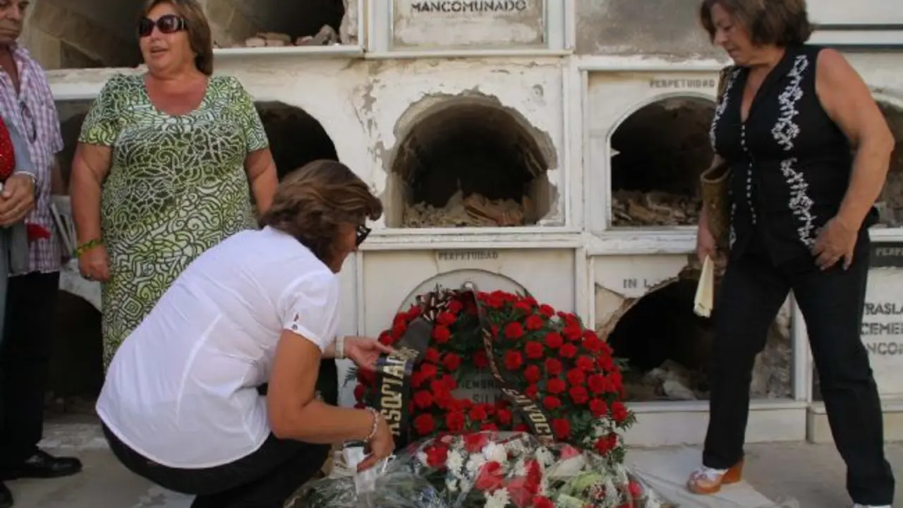 Ofrenda floral a la tumba de Ferm&iacute;n Salvochea. - 