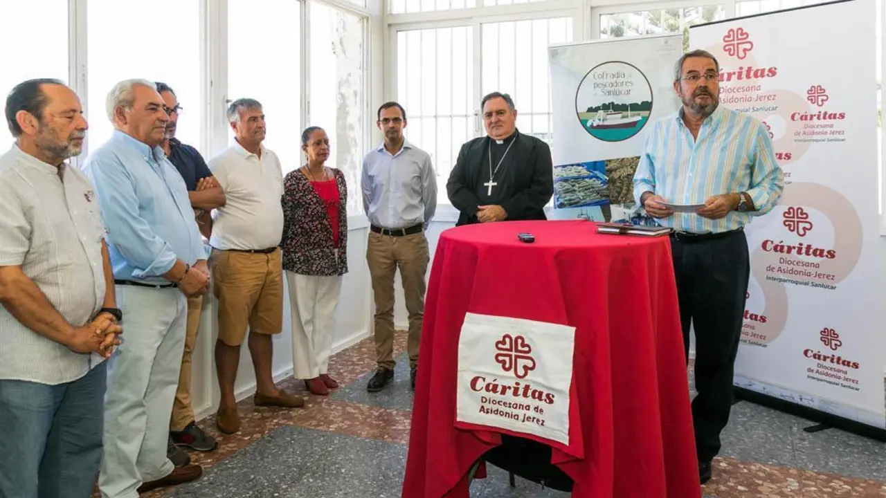 Un momento de la inauguraci&oacute;n de la cocina solidaria en la Cofrad&iacute;a de Pescadores de Bonanza - A. I.