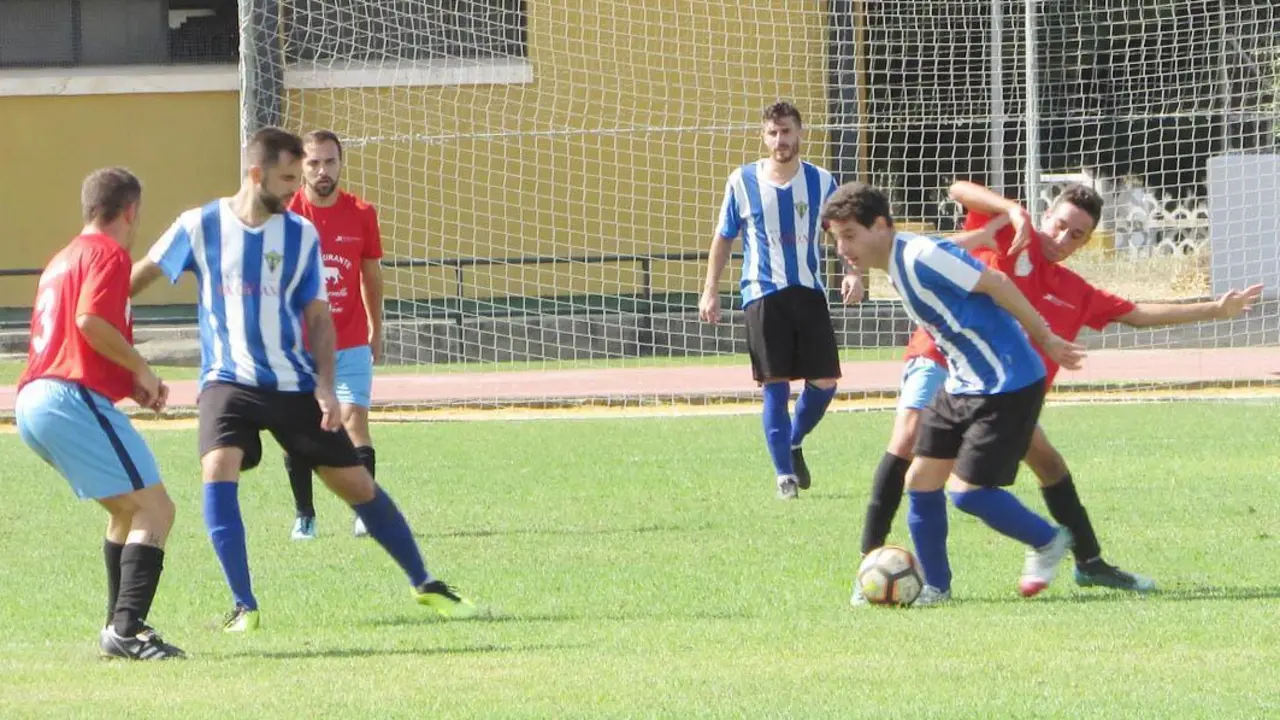 Pantic es presionado por un jugador del Facinas - Ra&uacute;l J. Bustillos