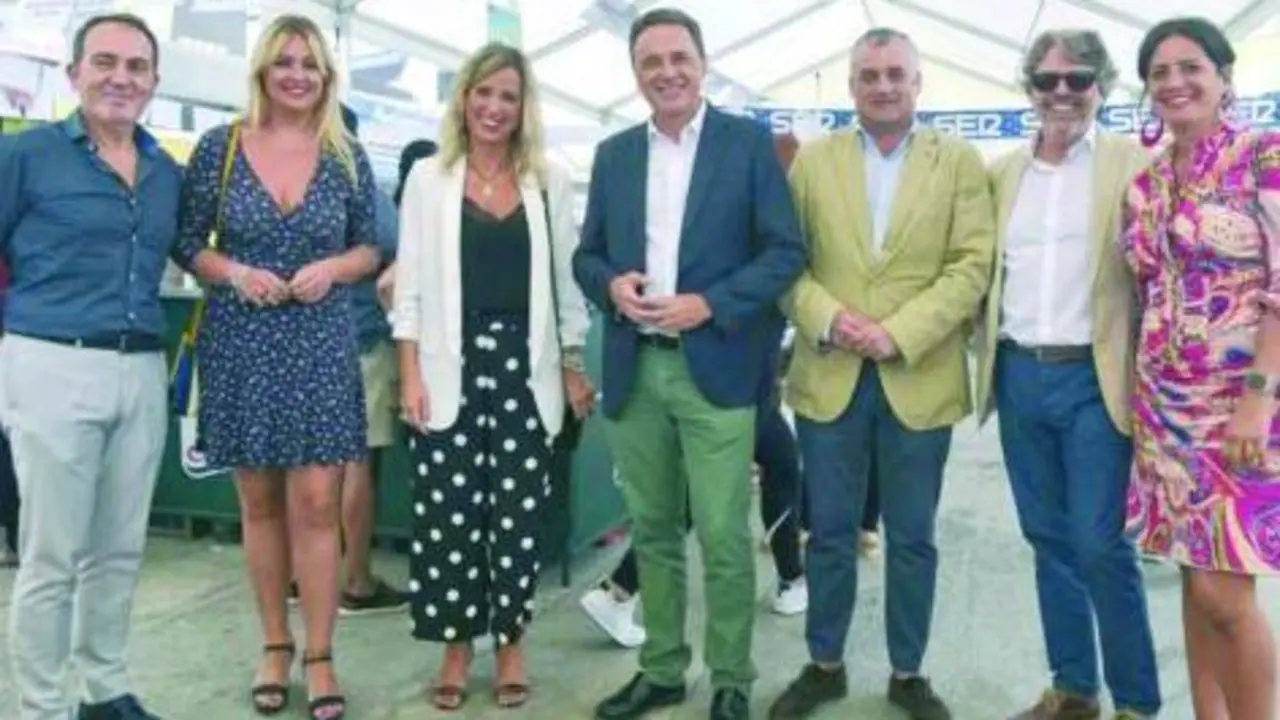 Visita de Javier Carnero y Patricia Alba a la feria de d&iacute;a de San Miguel. - V.M.
