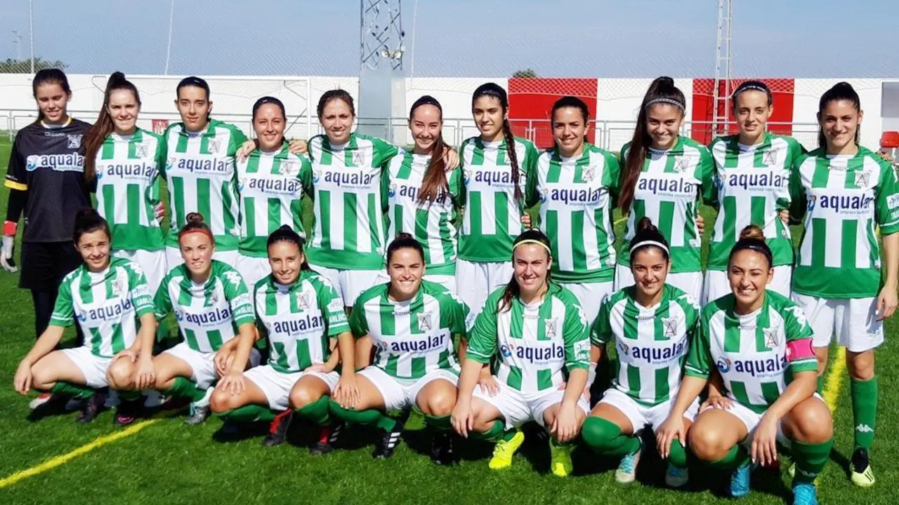 El equipo senior femenino del Atl&eacute;tico Sanluque&ntilde;o antes de empezar el partido - A. I.