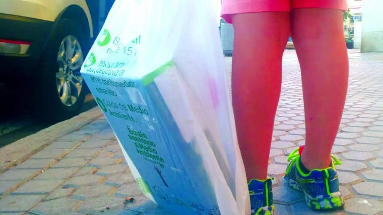 Un ni&ntilde;o, camino del colegio con un paquete de folios.  - AI