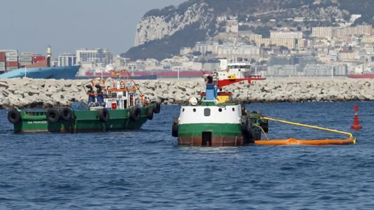 Imagen de archivo de un vertido de hidrocaburos en Algeciras. - Viva
