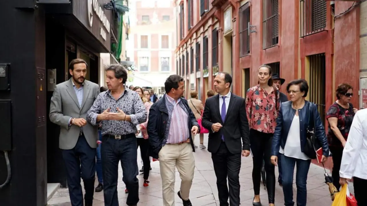 Javier Mill&aacute;n con comerciantes del centro de Sevilla. - Ciudadanos