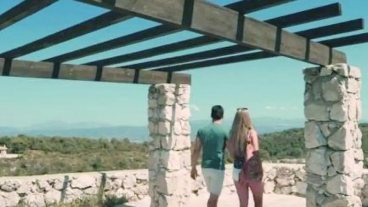 Una pareja pasea por la Ca&ntilde;ada del Lobo. - V.M.