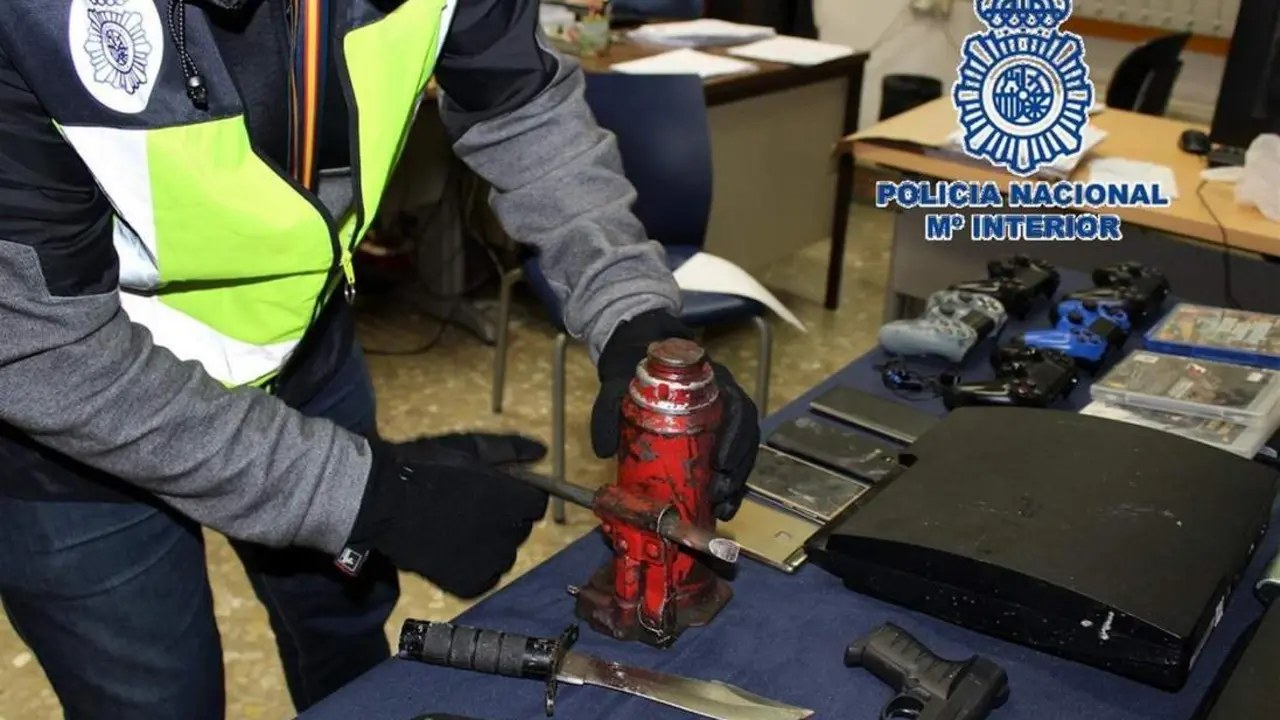 Agente con el gato hidr&aacute;ulico usado para entrar en los domicilios. - Polic&iacute;a Nacional